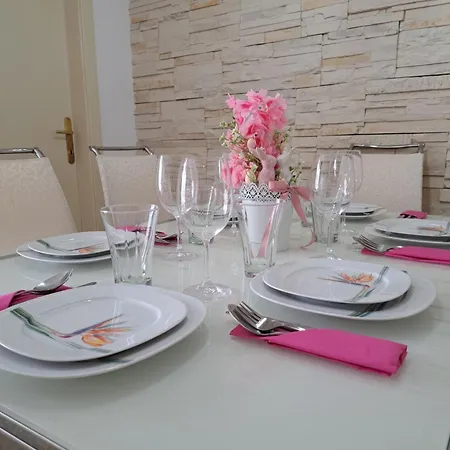 דירה In Split, Near The Old Town, Three Rooms, Balcony, Garage
