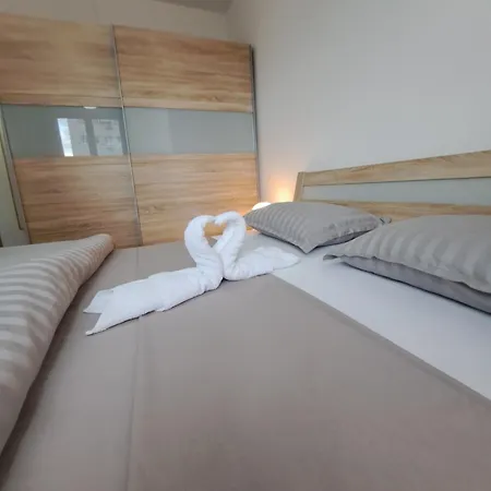 In Split, Near The Old Town, Three Rooms, Balcony, Garage ספליט