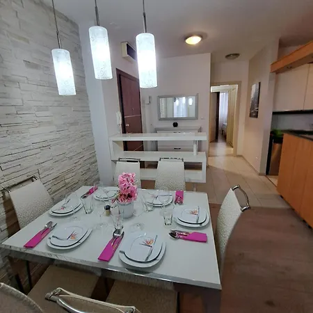 In Split, Near The Old Town, Three Rooms, Balcony, Garage דירה *