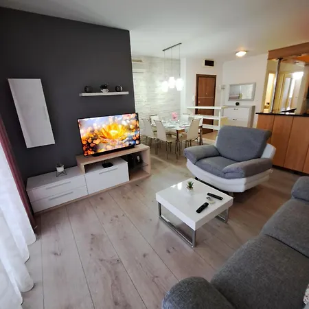 In Split, Near The Old Town, Three Rooms, Balcony, Garage דירה