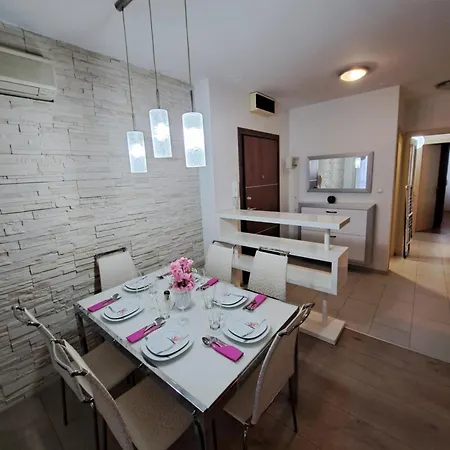 In Split, Near The Old Town, Three Rooms, Balcony, Garage * ספליט