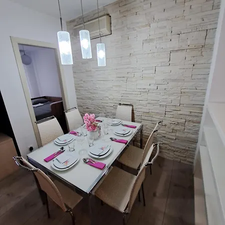 דירה In Split, Near The Old Town, Three Rooms, Balcony, Garage