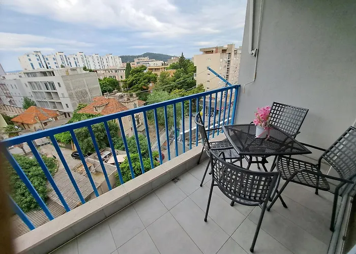 Apartman In Split, Near The Old Town, Three Rooms, Balcony, Garage Split