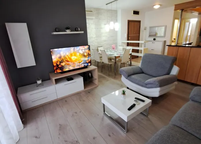 In Split, Near The Old Town, Three Rooms, Balcony, Garage Lejlighed